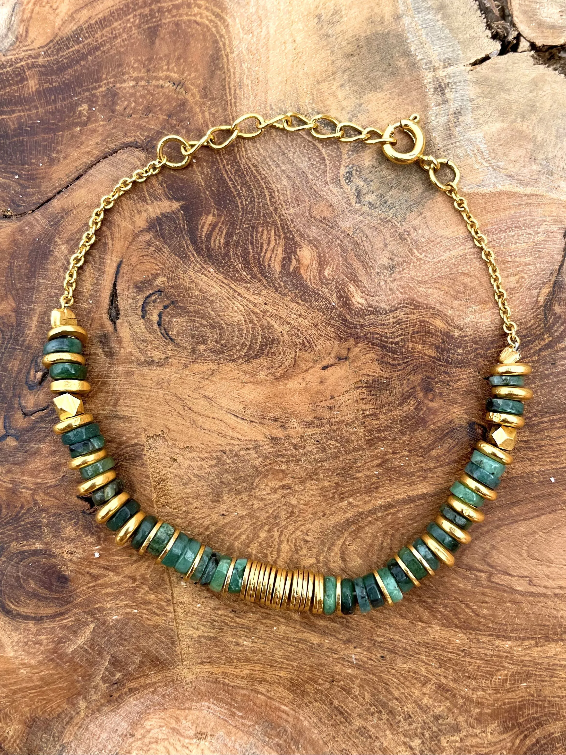18k yellow gold pearl bracelet assembled with Emerald