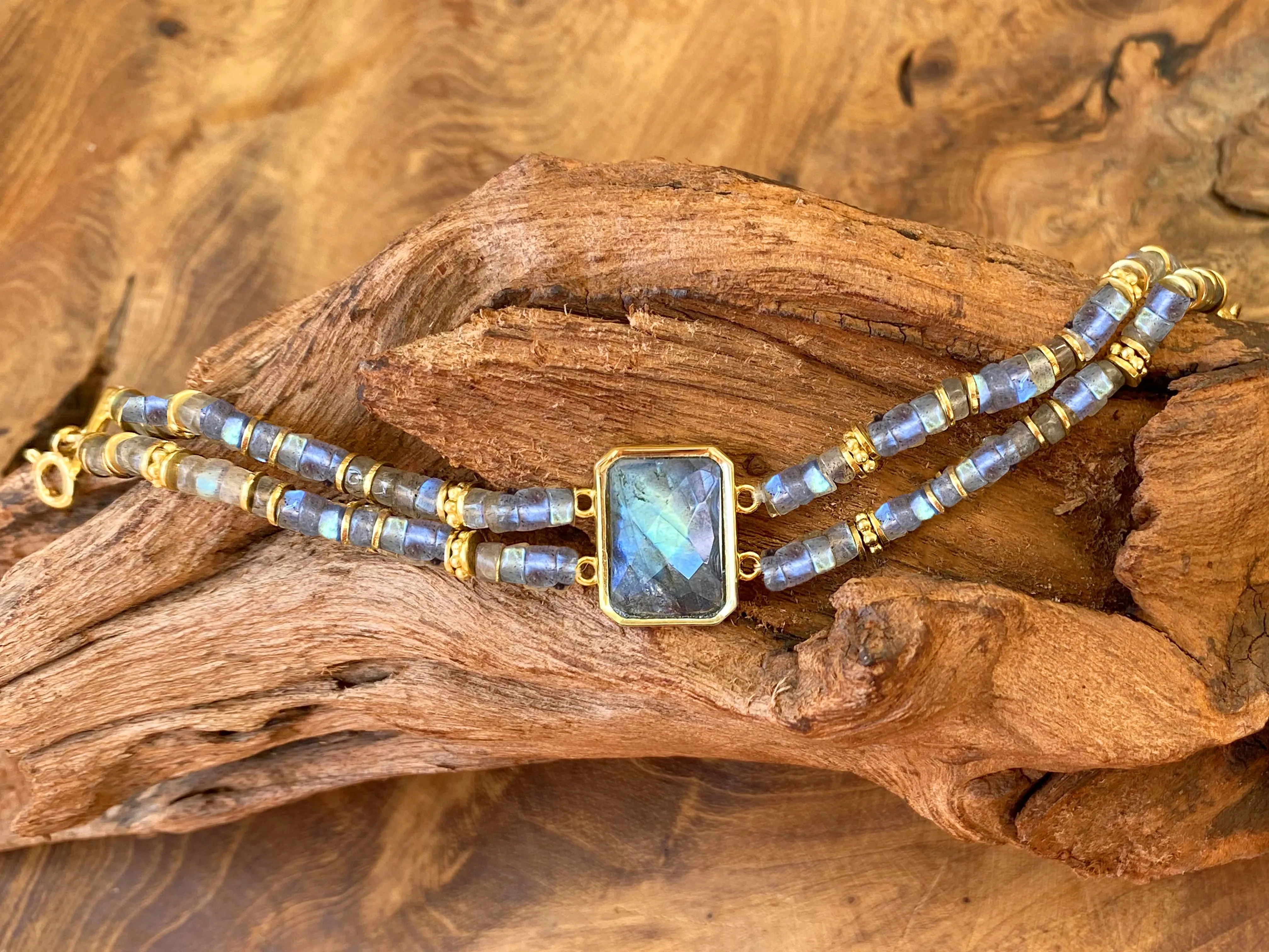 Gold-plated pearl bracelet 18k yellow gold assembled with labradorite