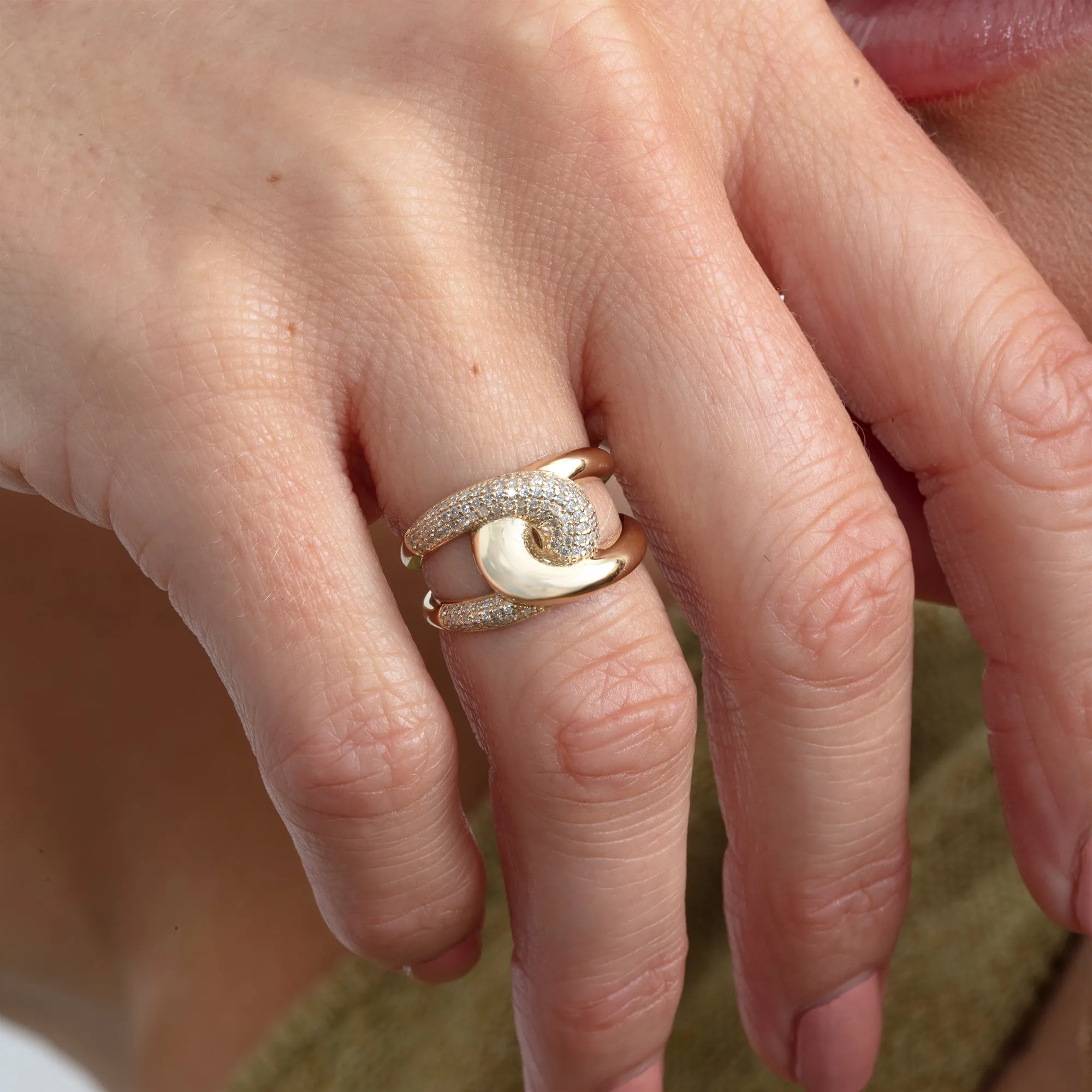Interlocked Diamond Link Ring, Eda