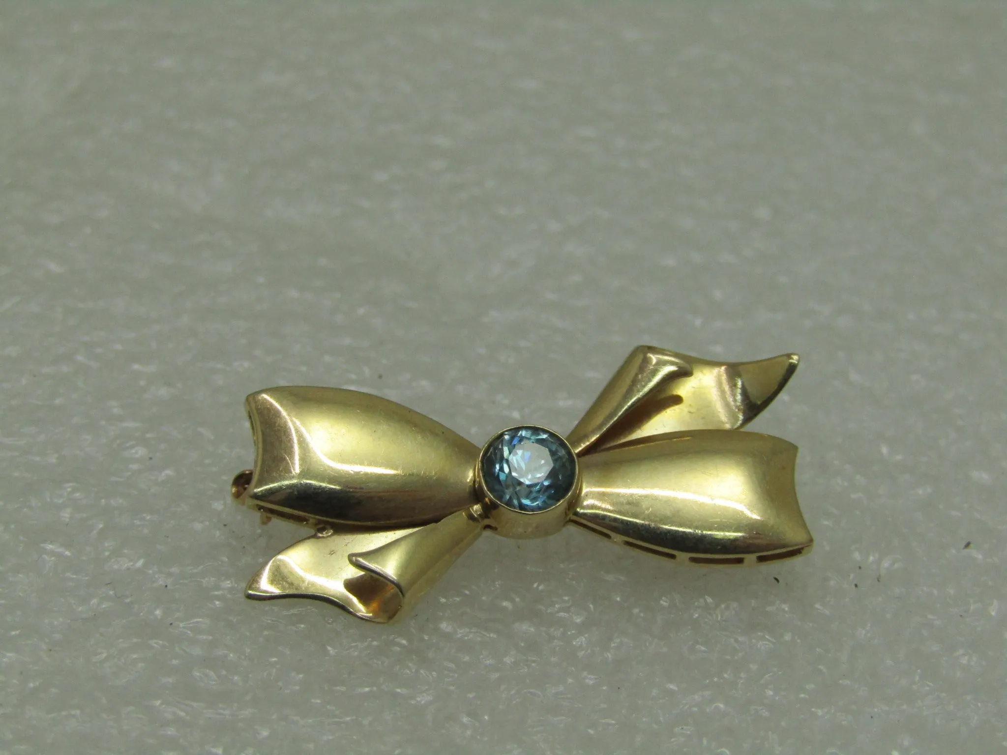 Vintage 14kt Aquamarine Bow Brooch, Appx. 40 ctw, Locking C Clasp, 1940's, 2.56gr