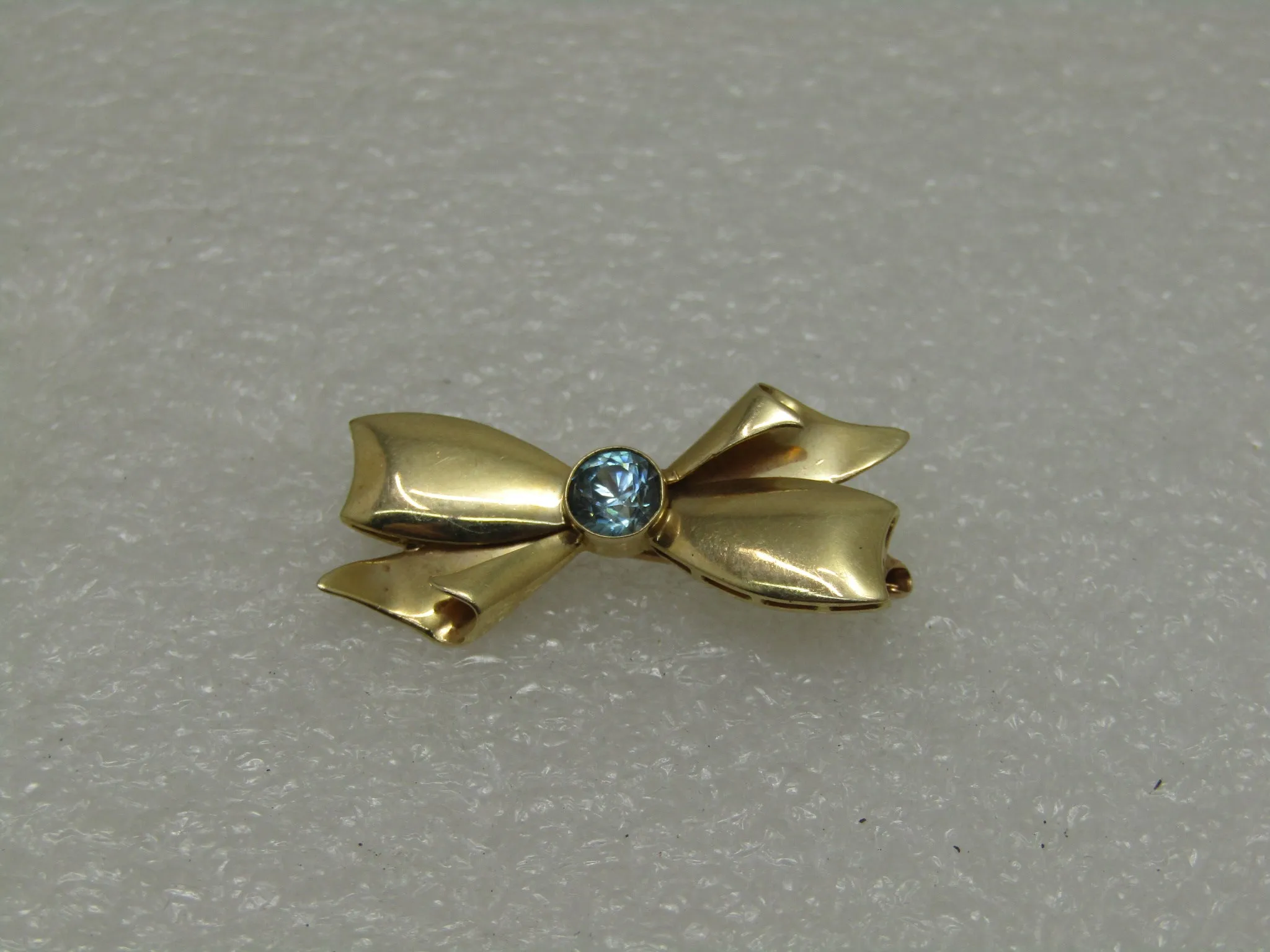 Vintage 14kt Aquamarine Bow Brooch, Appx. 40 ctw, Locking C Clasp, 1940's, 2.56gr