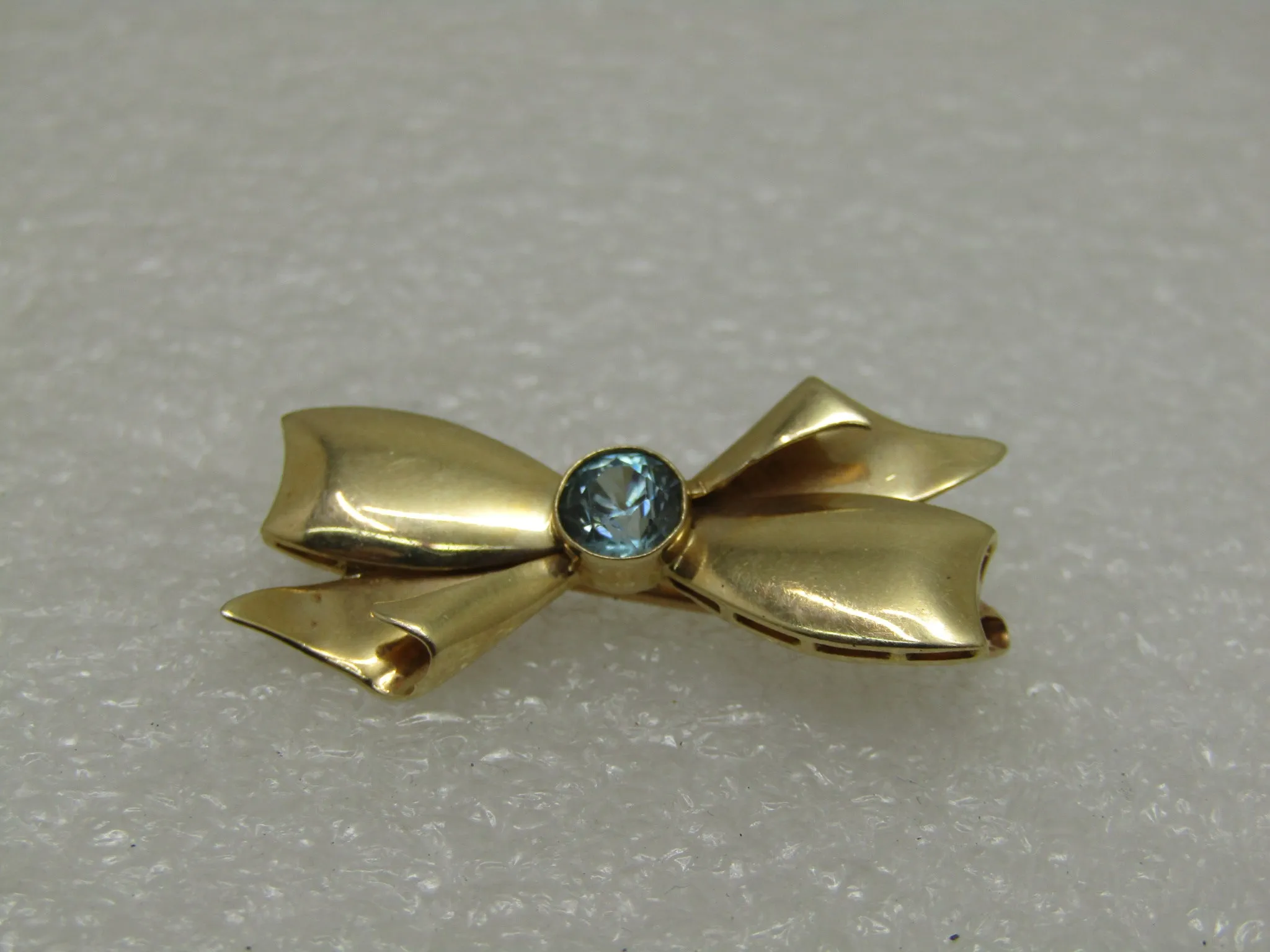 Vintage 14kt Aquamarine Bow Brooch, Appx. 40 ctw, Locking C Clasp, 1940's, 2.56gr